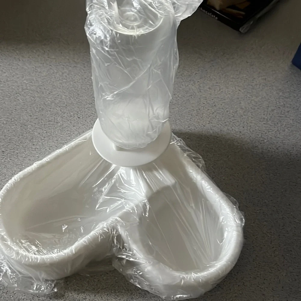 Pet heart shaped feeder bowl with water bottle NWOT